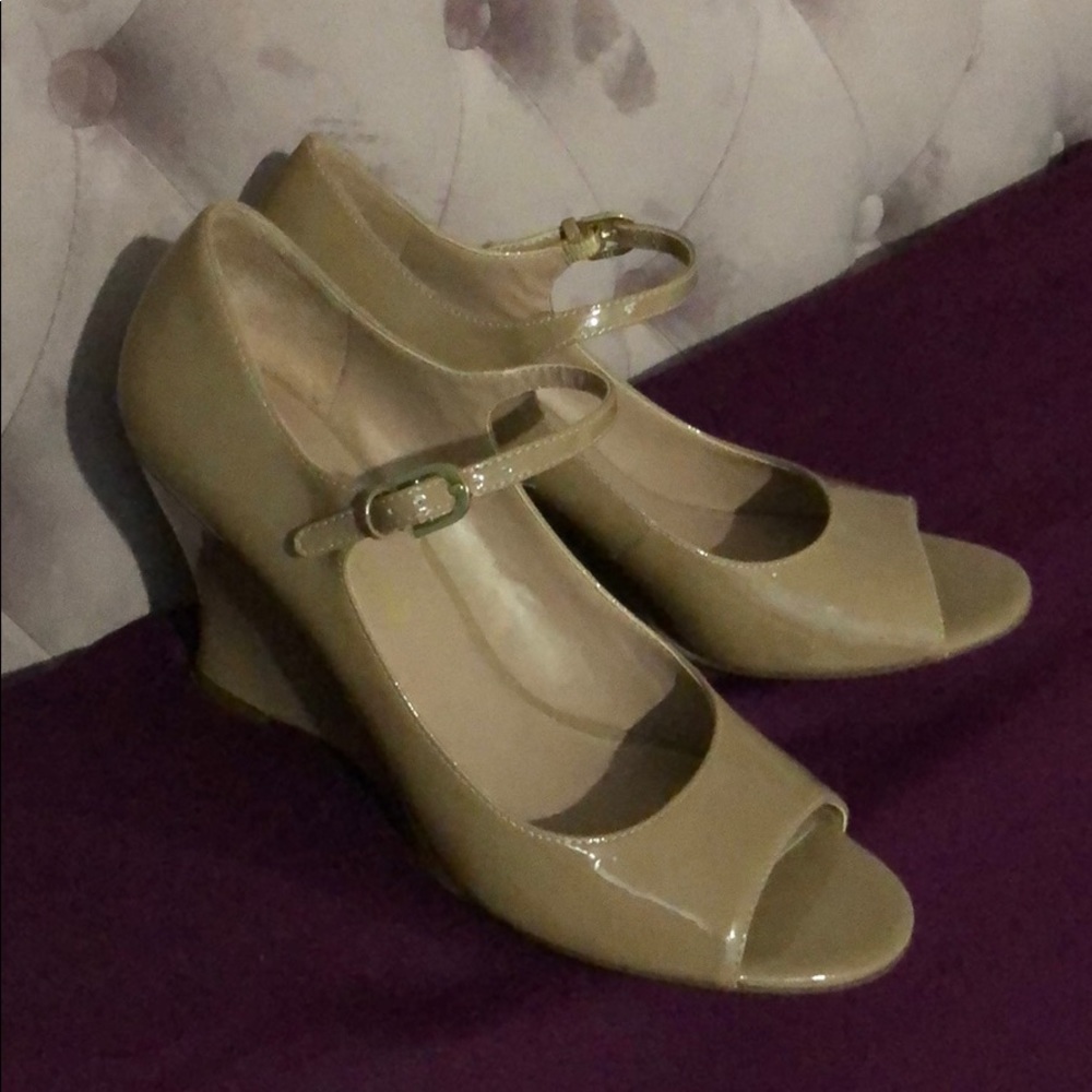 Franco Sarto beige patent open toe wedge shoes
